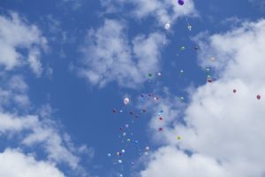 Luftballons fliegen in den Himmel