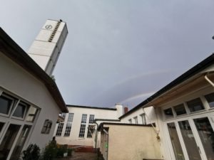 Regenbogen neben der Gnadenkirche